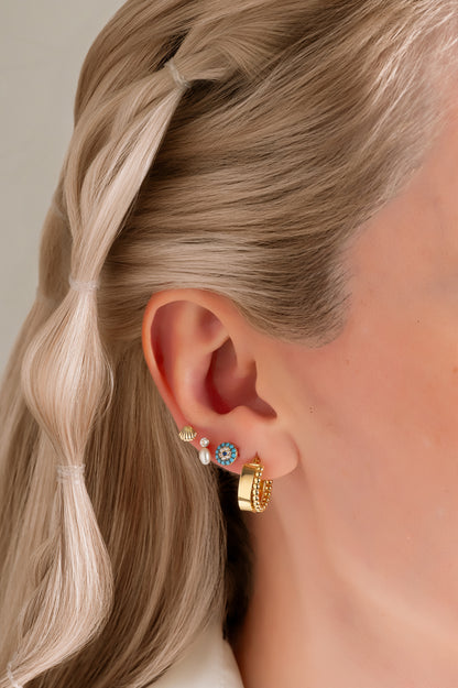 Arete en 10 kilates con ojo y zirconias azul cielo