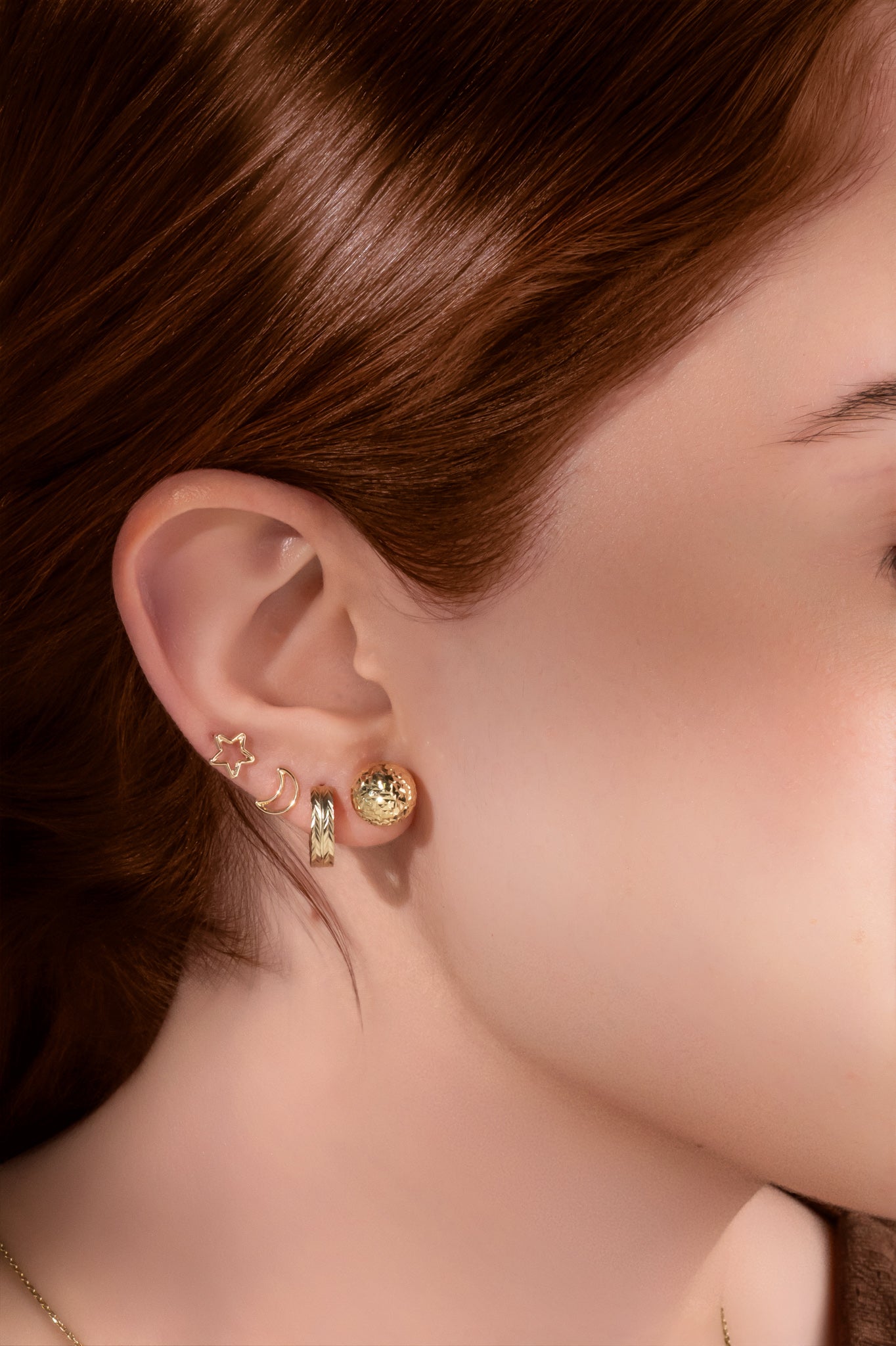 Arete en 10 kilates con bola completa diamantada
