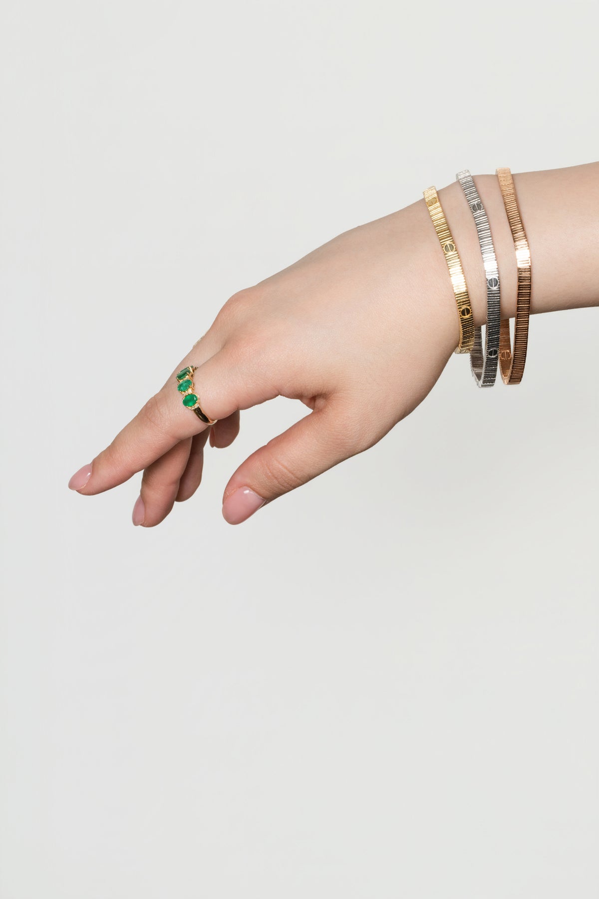 Pulsera de oro sólido en 14 kilates con lineas estilo diamantado con 6 marcas de clavo delgado en oro rosado