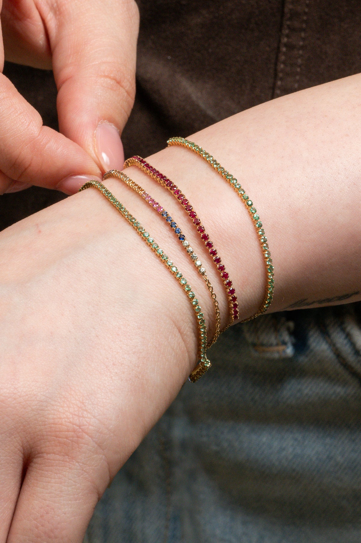 Pulsera de oro sólido en 14 kilates con media tenis rainbow 0.8 ct.