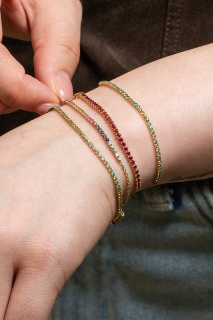 Pulsera de oro sólido en 14 kilates con media tenis rainbow 0.8 ct.