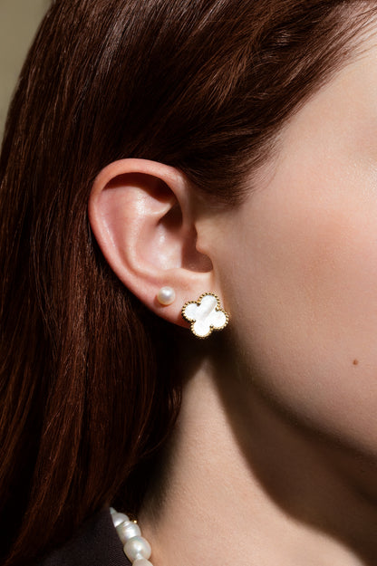 Arete 10 kilates flor madre perla.
