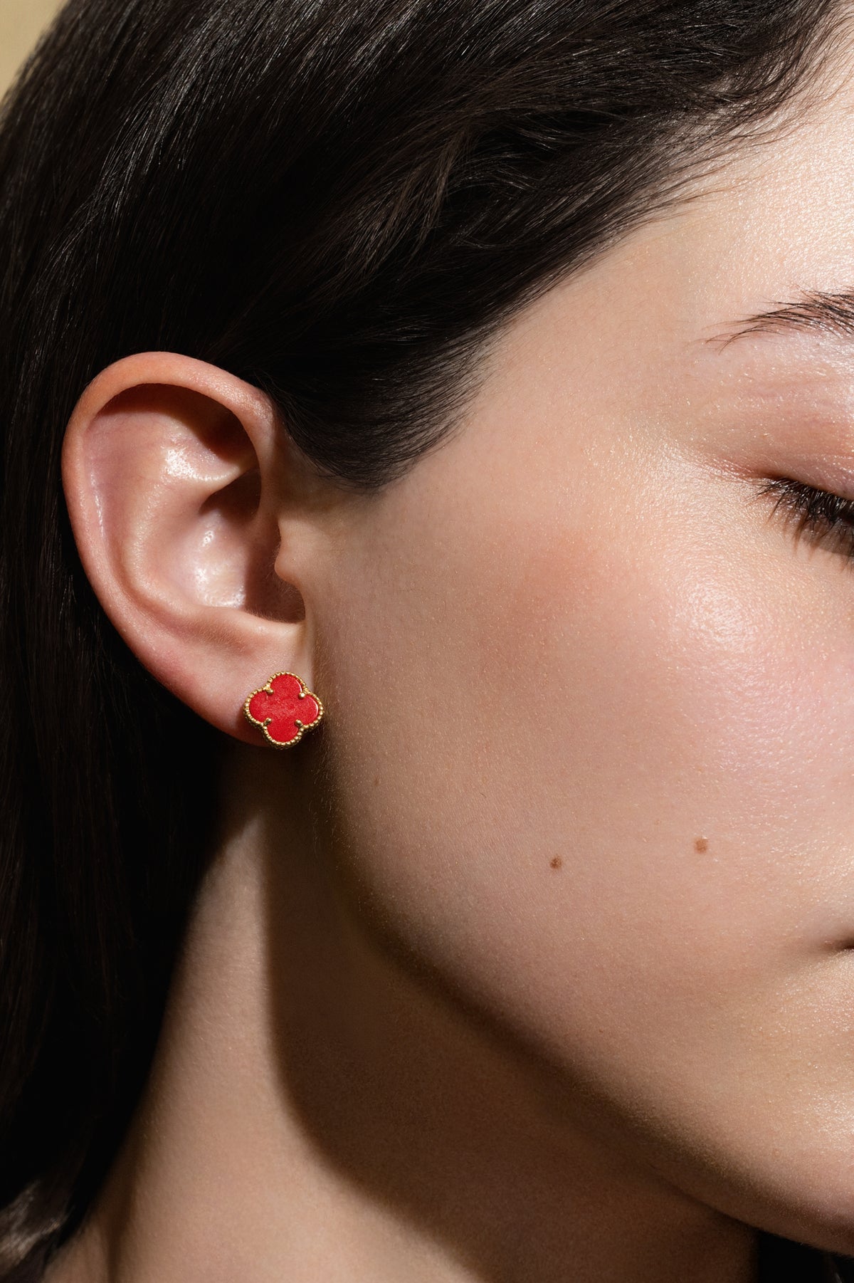 Arete 10 kilates flor rojo.