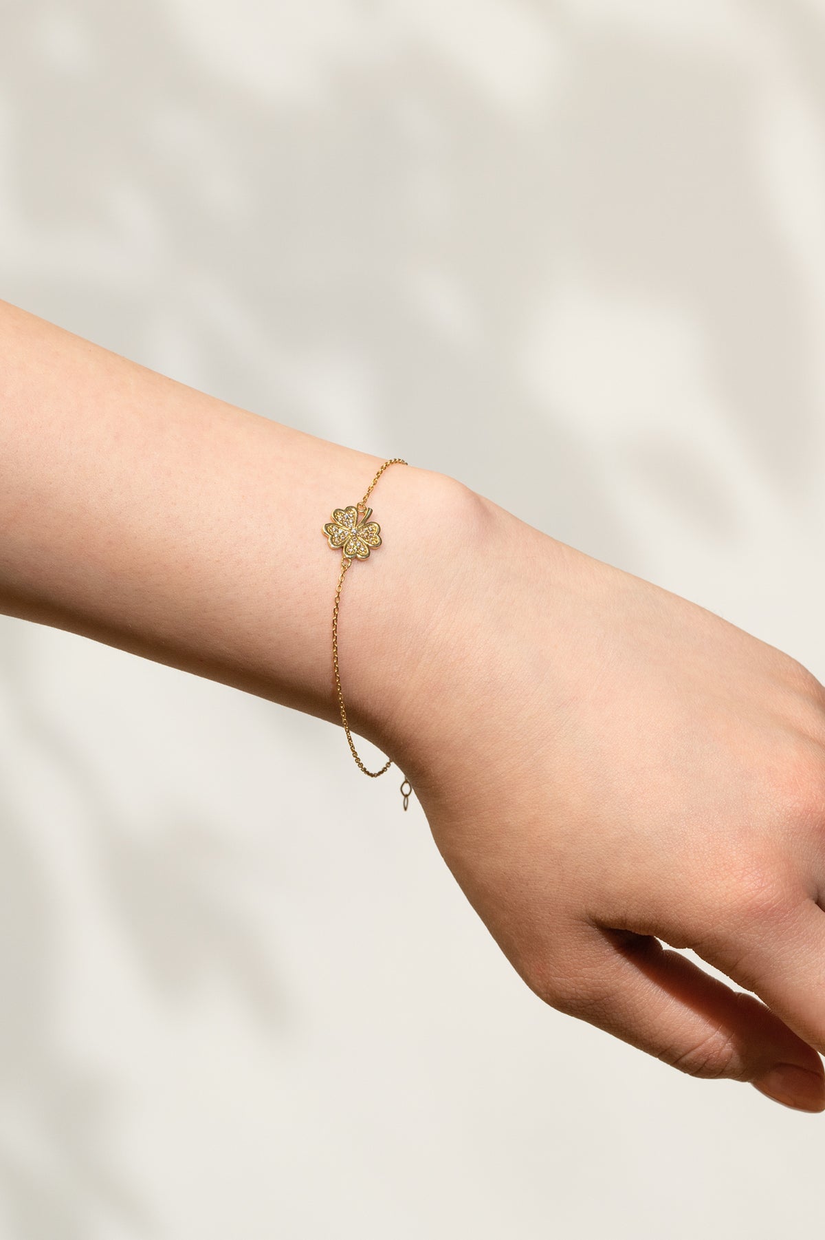 Pulsera 10 kilates dije trébol de cuatro hojas con zirconias.