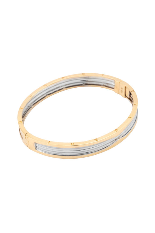 Pulsera aro de oro sólido en 10 kilates con centro oro blanco, orillas oro amarillo y laterales iniciales grabadas..png