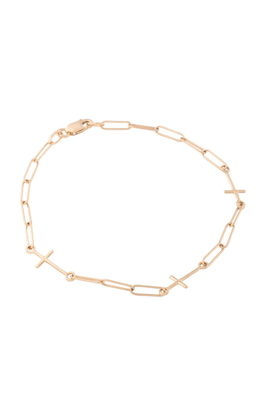Pulsera de oro sólido en 10 kilates con eslabón ovalado ultra delgado y tres dijes de cruces lisas..png