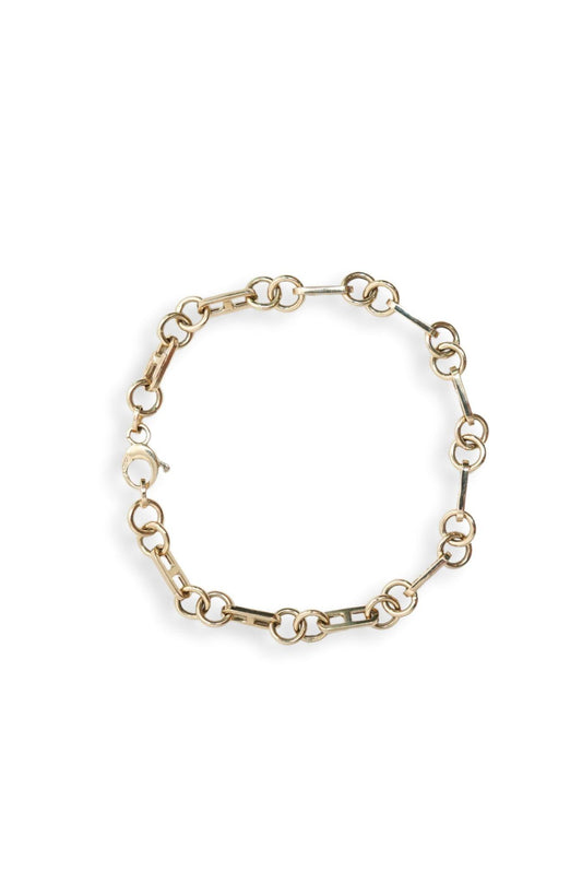 Pulsera de oro sólido en 10 kilates con eslabón seguro y dos aros lisos.png