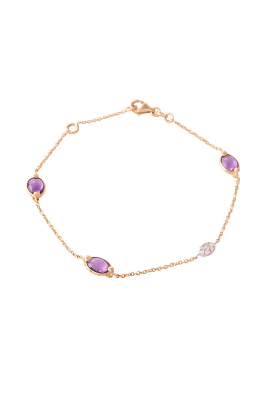 Pulsera de oro sólido en 14 kilates con tres amatistas biseladas en oro amarillo y círculo de diamantes de 0.14 ct montados sobre oro blanco..png