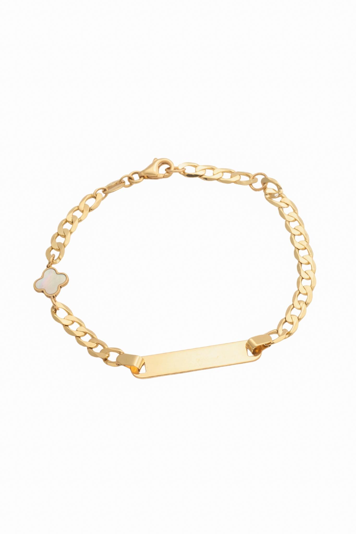 Pulsera esclava de oro sólido en 10 kilates con placa lisa al centro y flor de cuatro pétalos madre perla..png
